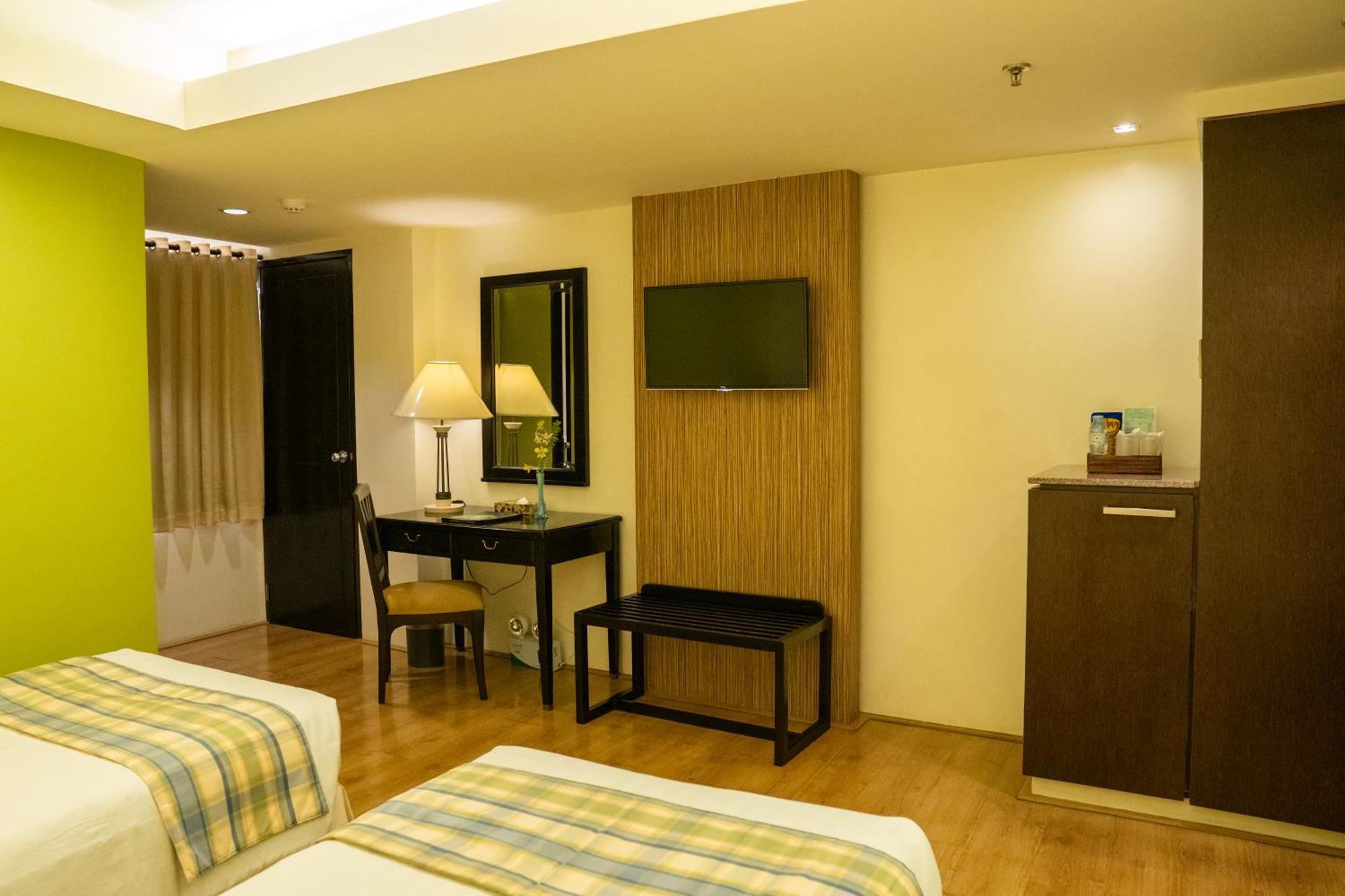 Hotel Fleuris Puerto Princesa Buitenkant foto